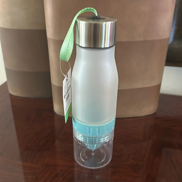Gaiam *NWT* 22 Ounce Fruit Infuser Water Bottle, BPA Free Non-Toxic, Green Strap - Picture 13 of 14